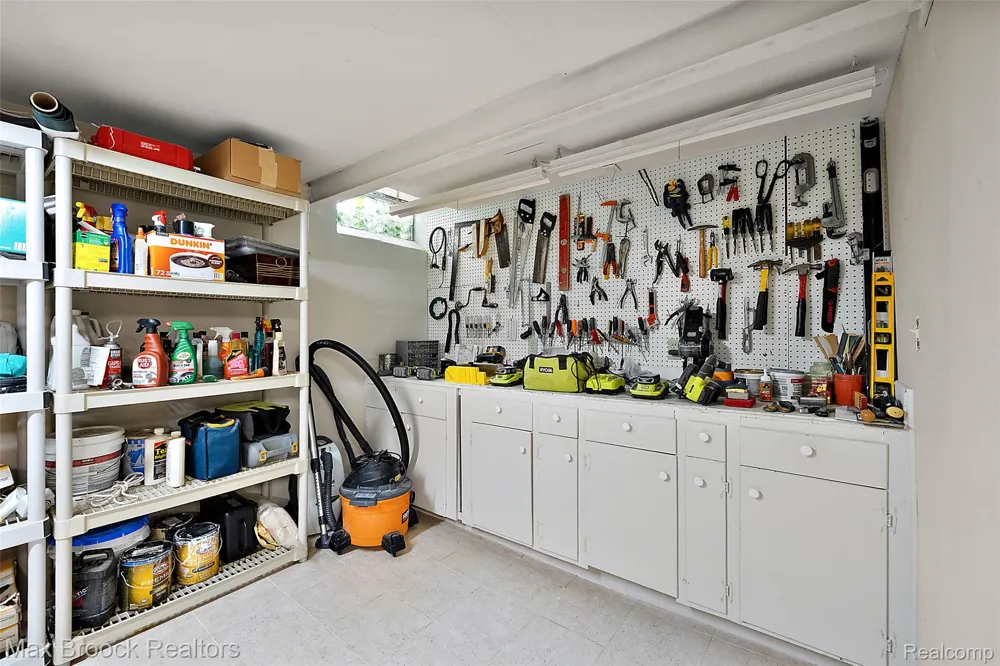 18408 Beverly Road Beverly Hills Village, MI 48025