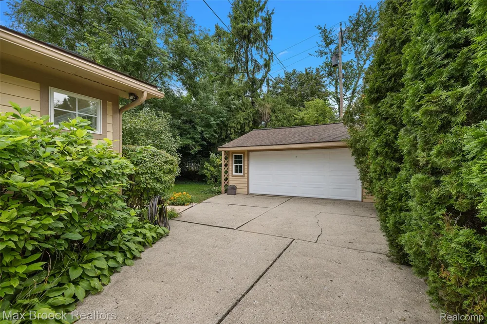 18408 Beverly Road Beverly Hills Village, MI 48025