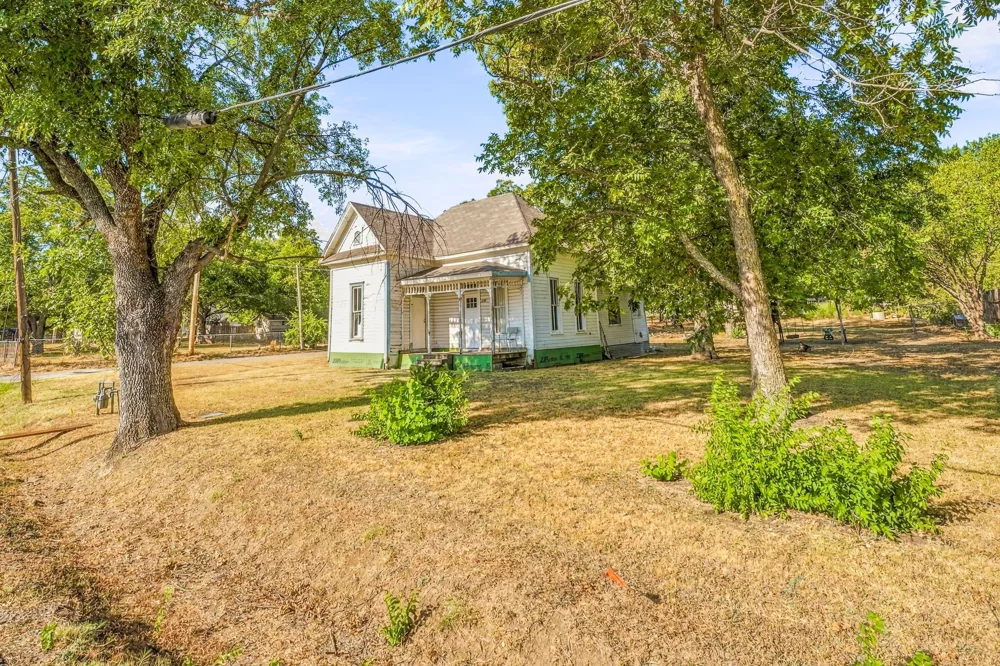 208 S Harrison Street Pilot Point, TX 76258