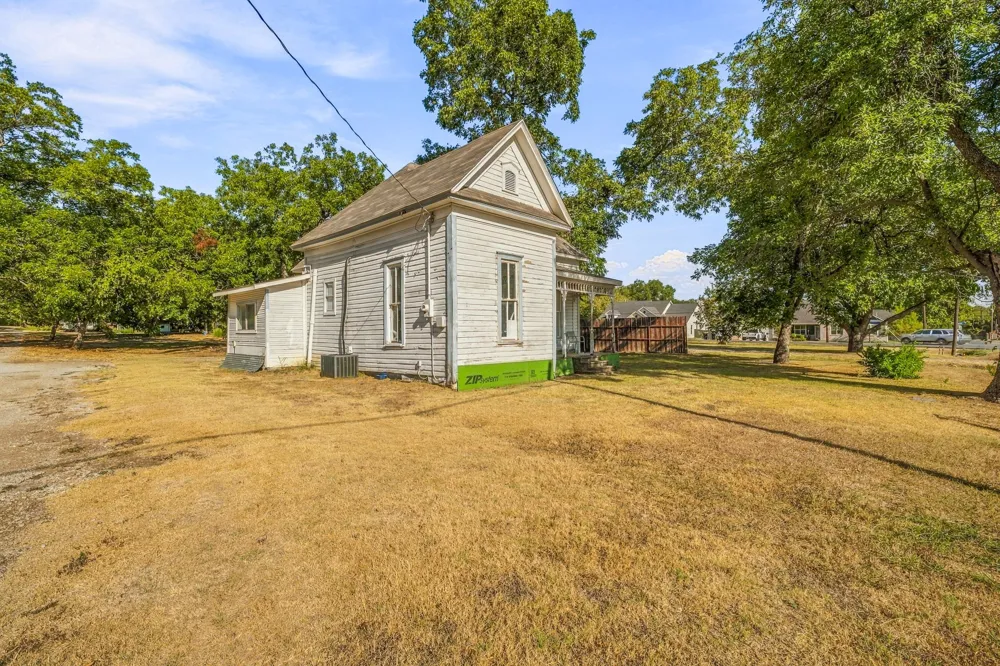 208 S Harrison Street Pilot Point, TX 76258