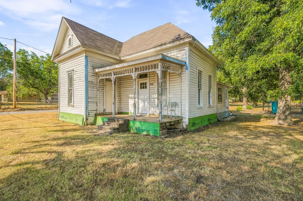 208 S Harrison Street Pilot Point, TX 76258