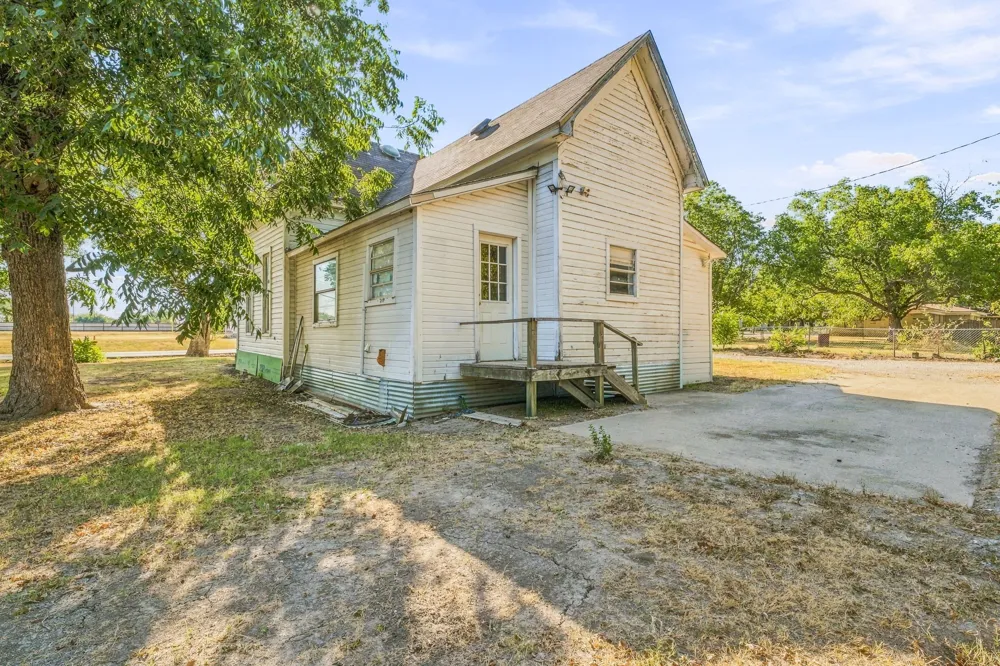 208 S Harrison Street Pilot Point, TX 76258