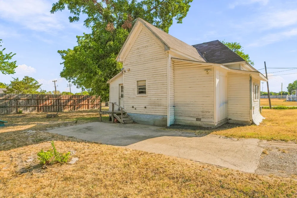 208 S Harrison Street Pilot Point, TX 76258