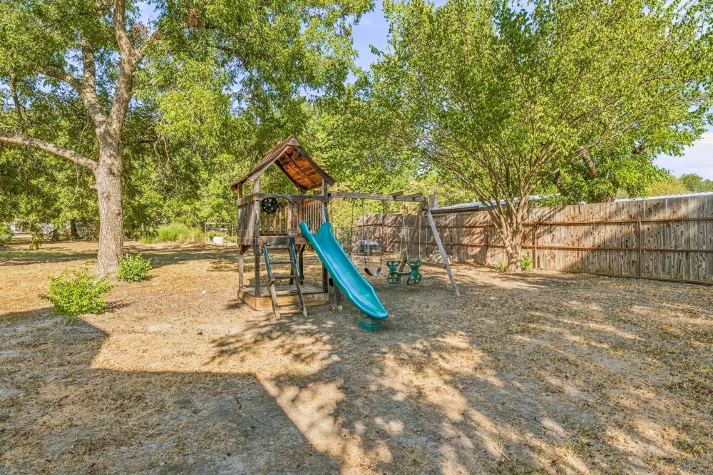 208 S Harrison Street Pilot Point, TX 76258