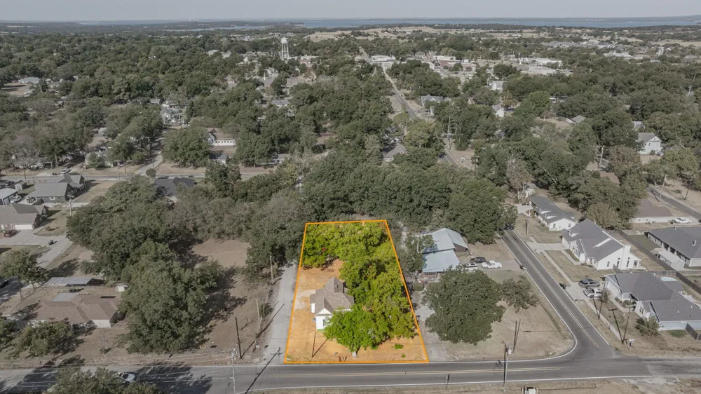208 S Harrison Street Pilot Point, TX 76258
