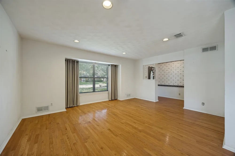 813 Brookhurst Drive Richardson, TX 75080