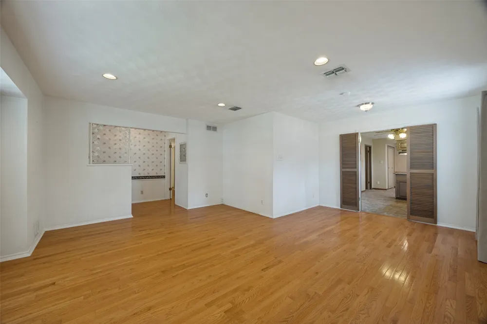 813 Brookhurst Drive Richardson, TX 75080