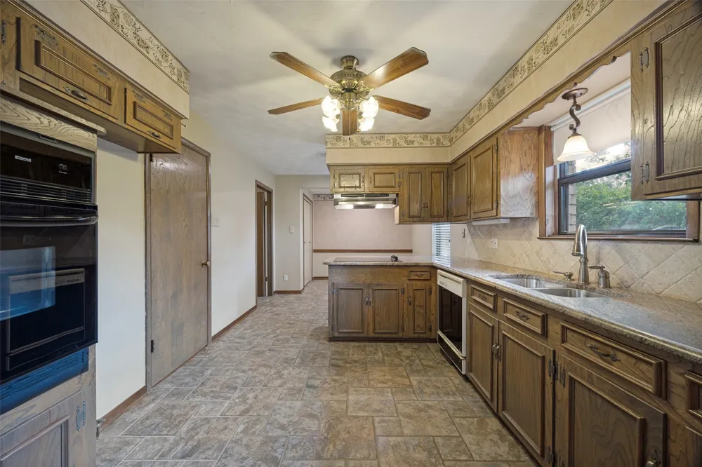 813 Brookhurst Drive Richardson, TX 75080