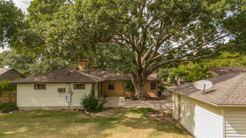 813 Brookhurst Drive Richardson, TX 75080