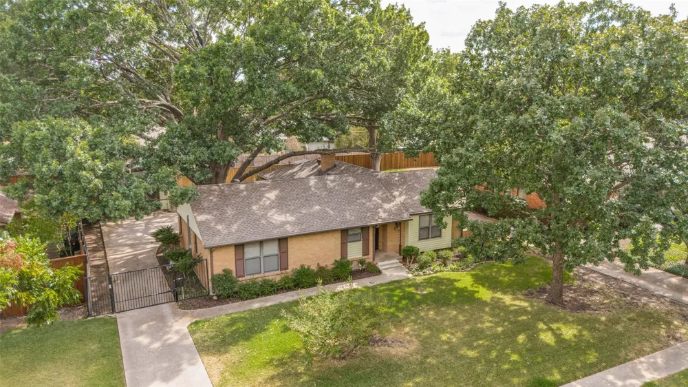 813 Brookhurst Drive Richardson, TX 75080