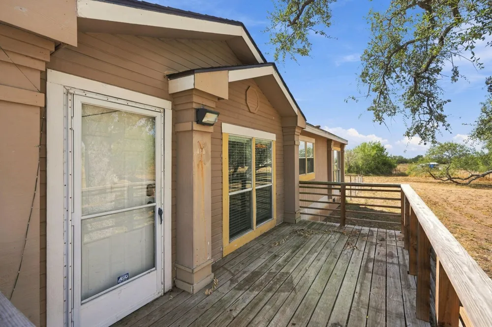541 County Road 396 Kenedy, TX 78119