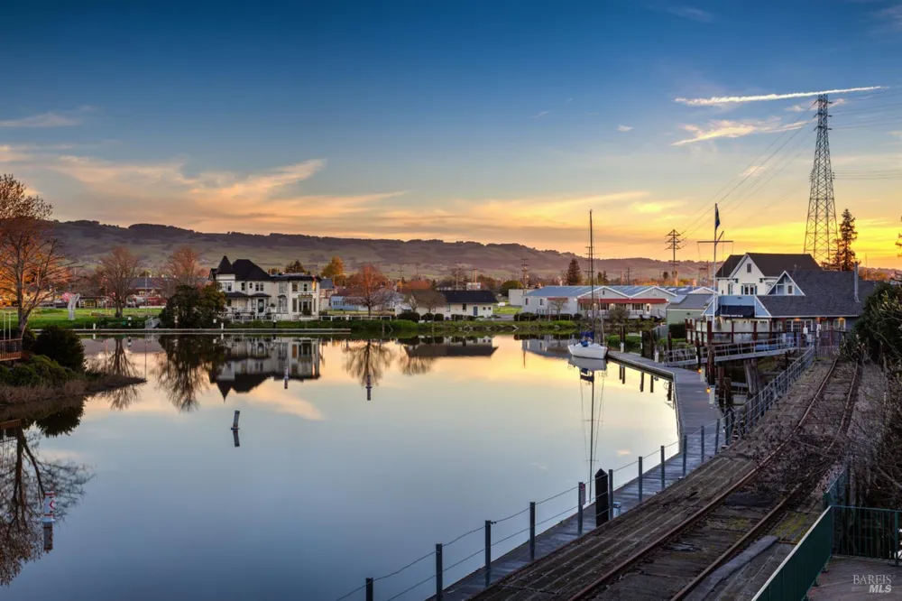 17 Eastside Circle Petaluma, CA 94954