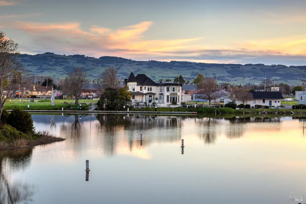 17 Eastside Circle Petaluma, CA 94954