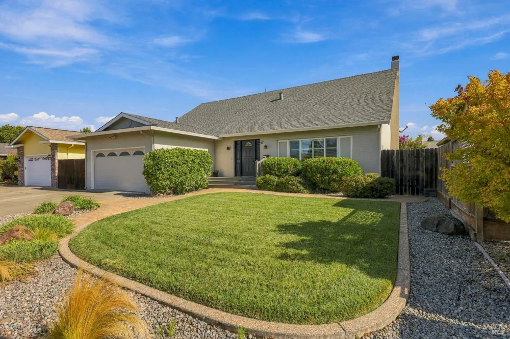 17 Eastside Circle Petaluma, CA 94954