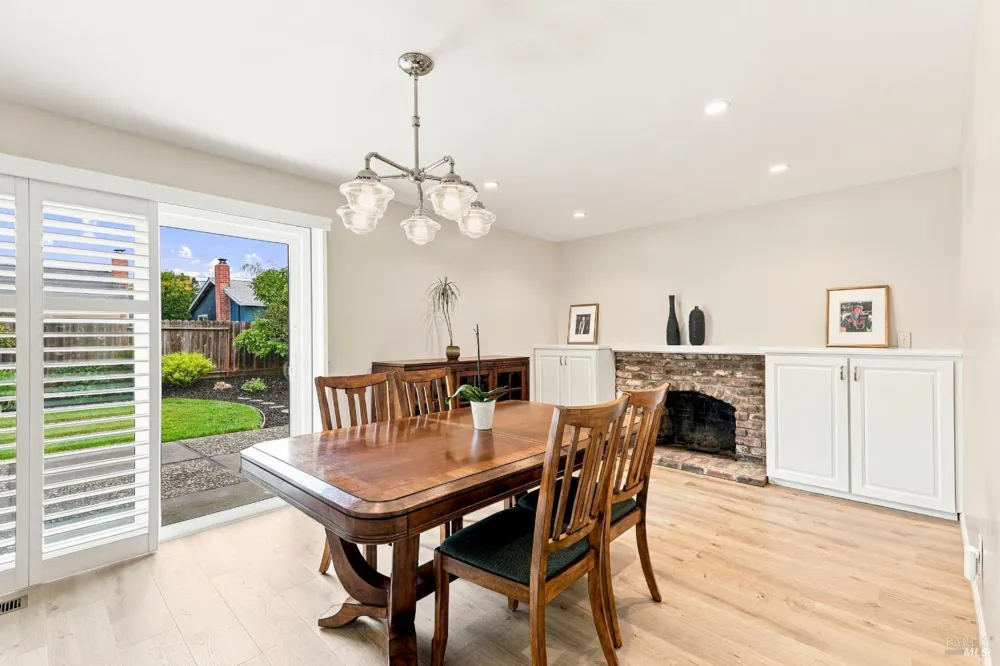 17 Eastside Circle Petaluma, CA 94954
