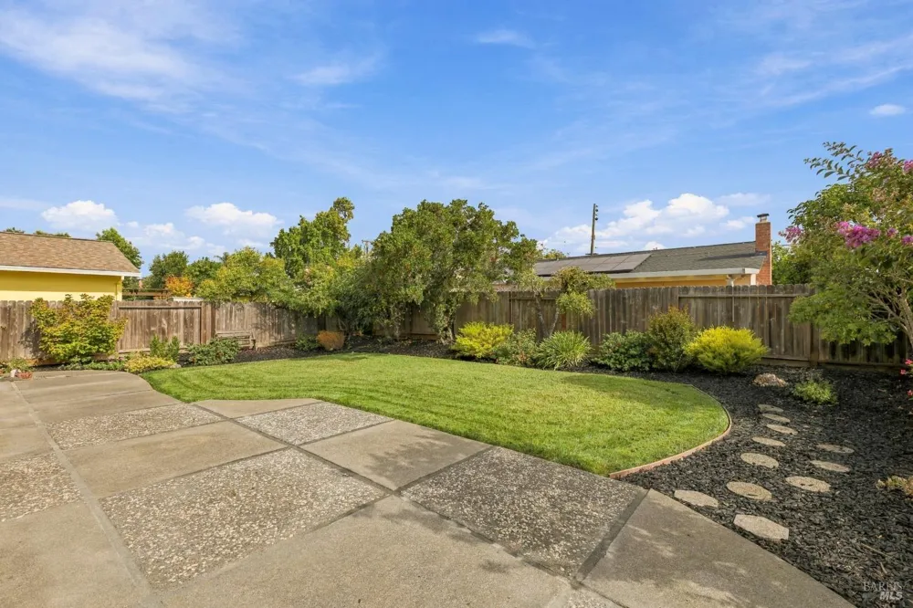 17 Eastside Circle Petaluma, CA 94954