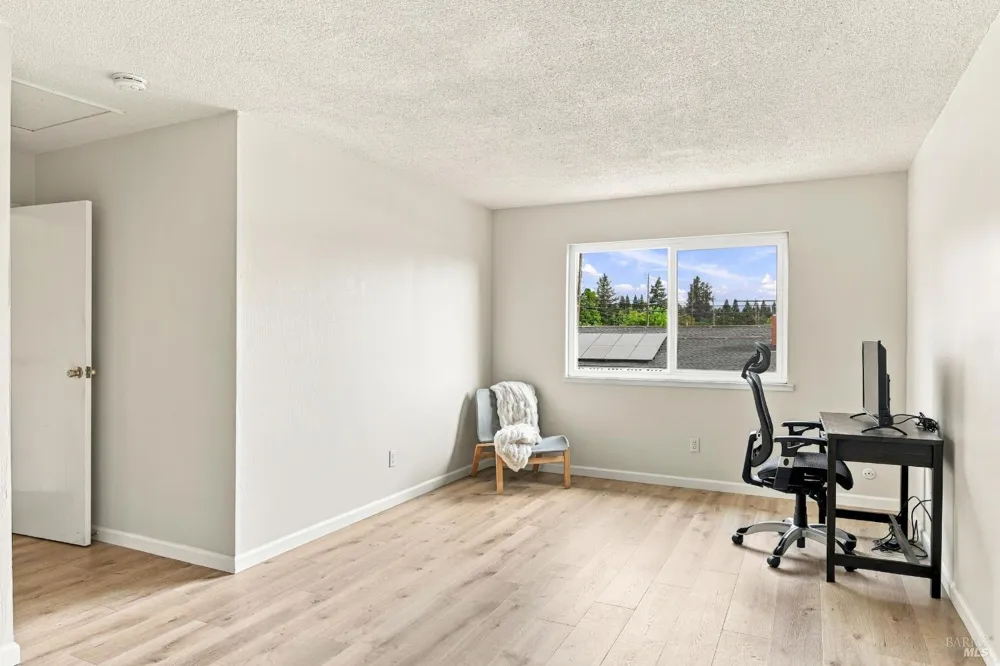 17 Eastside Circle Petaluma, CA 94954