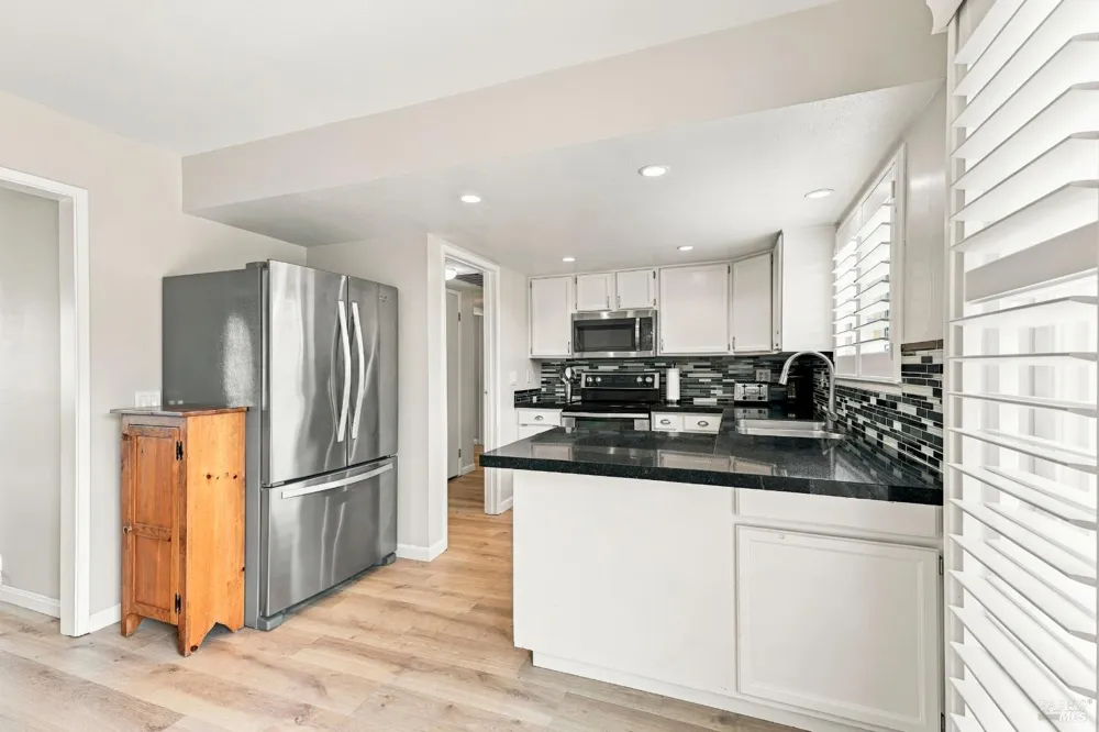 17 Eastside Circle Petaluma, CA 94954