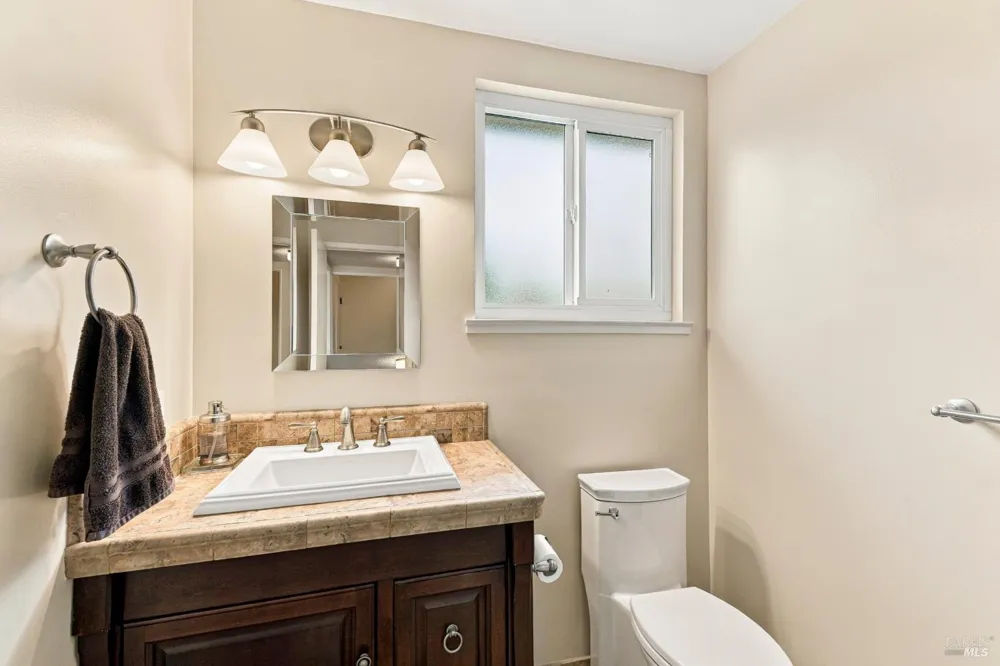 17 Eastside Circle Petaluma, CA 94954