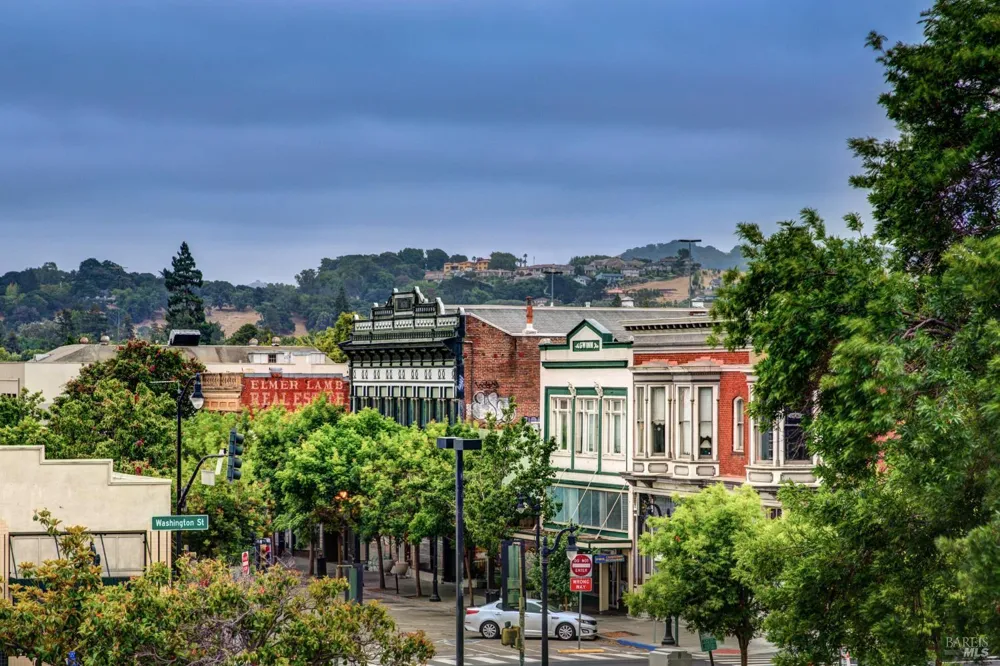 17 Eastside Circle Petaluma, CA 94954