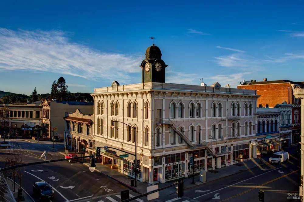 17 Eastside Circle Petaluma, CA 94954
