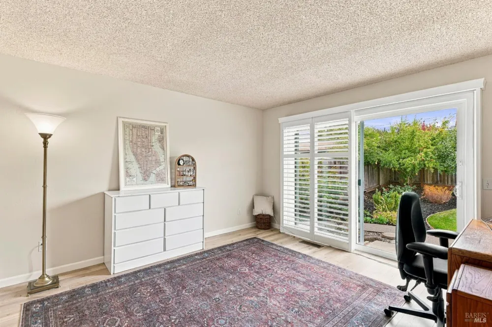 17 Eastside Circle Petaluma, CA 94954