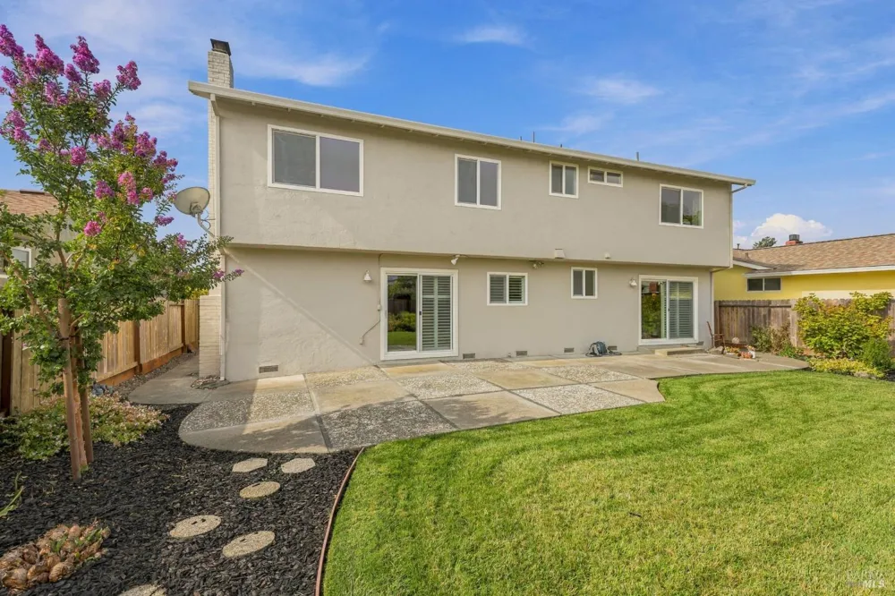 17 Eastside Circle Petaluma, CA 94954