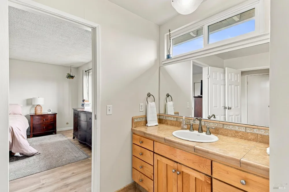 17 Eastside Circle Petaluma, CA 94954