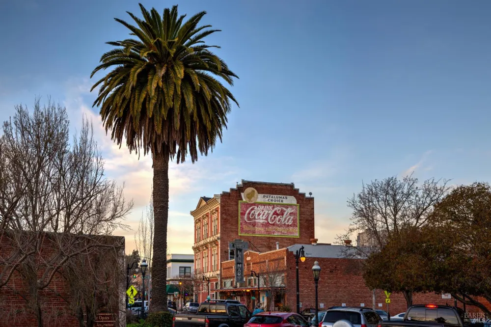 17 Eastside Circle Petaluma, CA 94954