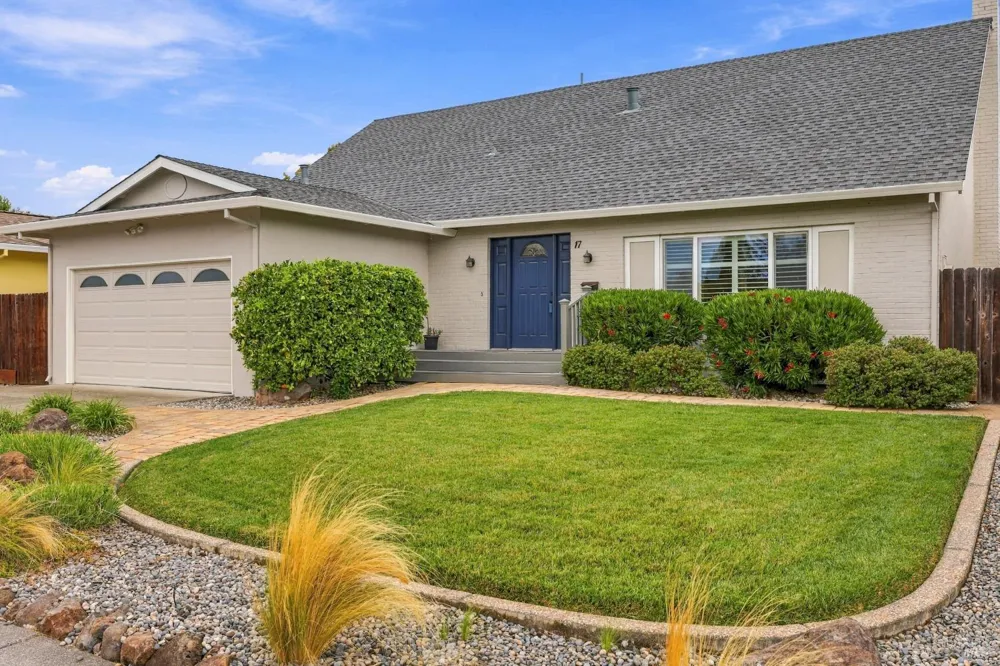 17 Eastside Circle Petaluma, CA 94954
