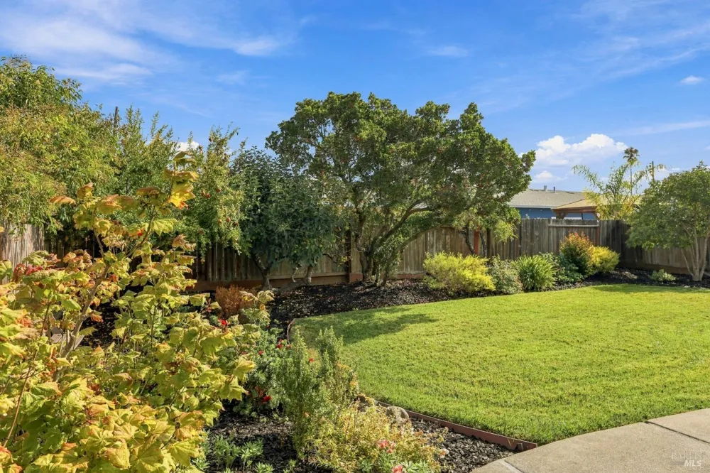 17 Eastside Circle Petaluma, CA 94954