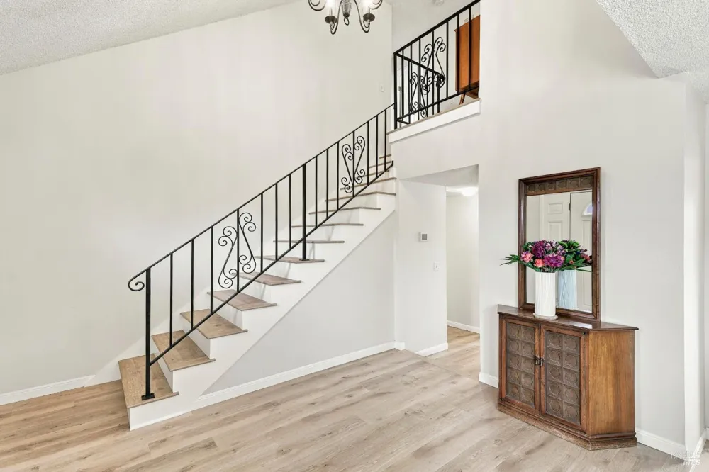 17 Eastside Circle Petaluma, CA 94954