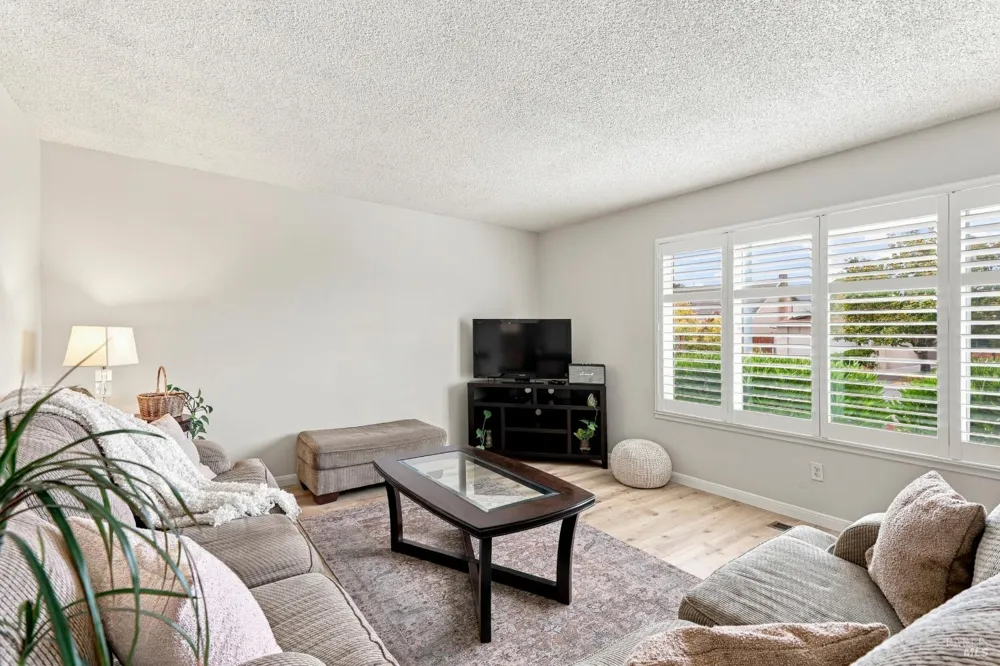 17 Eastside Circle Petaluma, CA 94954