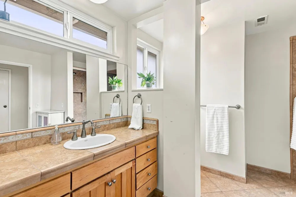 17 Eastside Circle Petaluma, CA 94954