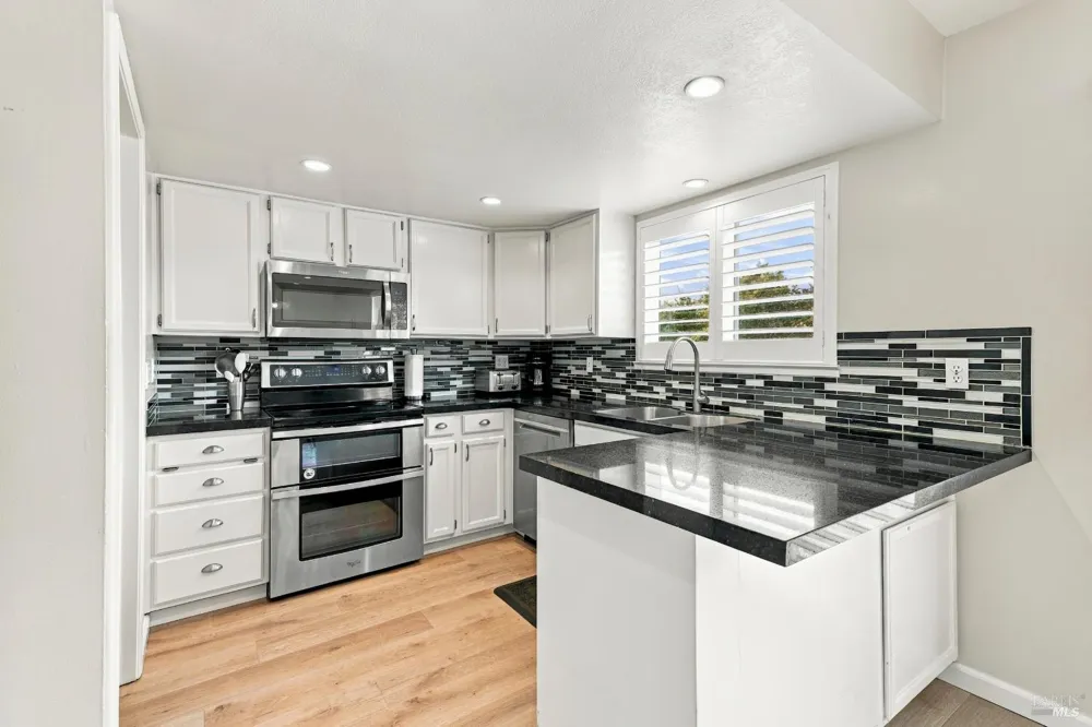 17 Eastside Circle Petaluma, CA 94954