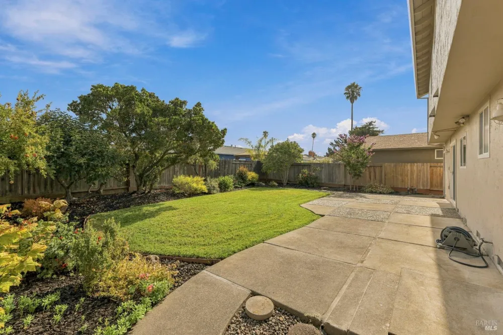 17 Eastside Circle Petaluma, CA 94954