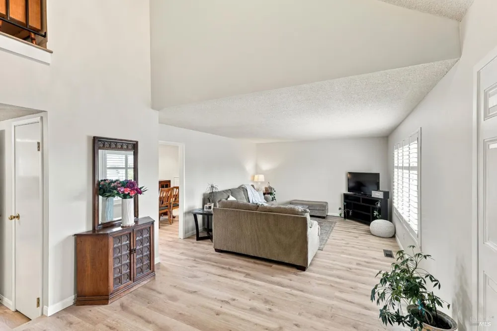 17 Eastside Circle Petaluma, CA 94954