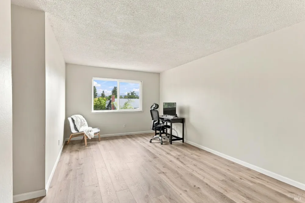 17 Eastside Circle Petaluma, CA 94954