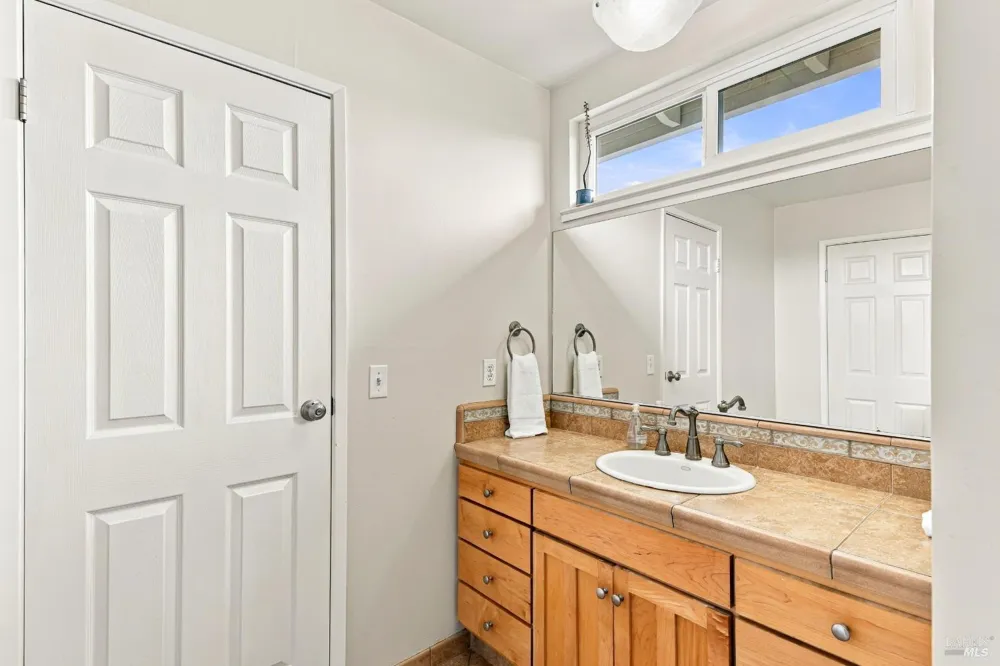 17 Eastside Circle Petaluma, CA 94954