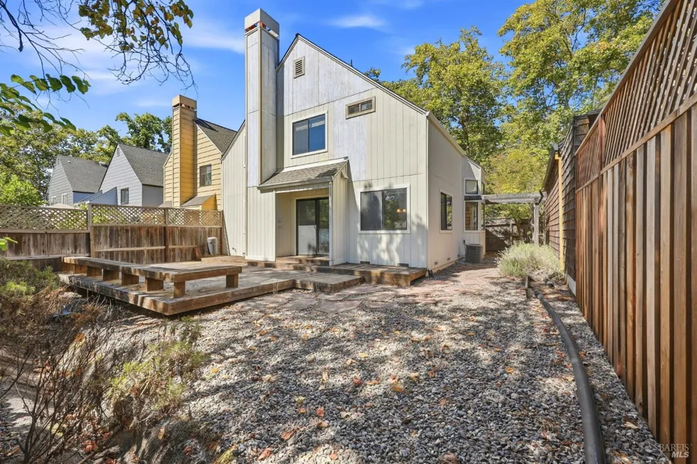 518 March Avenue Healdsburg, CA 95448