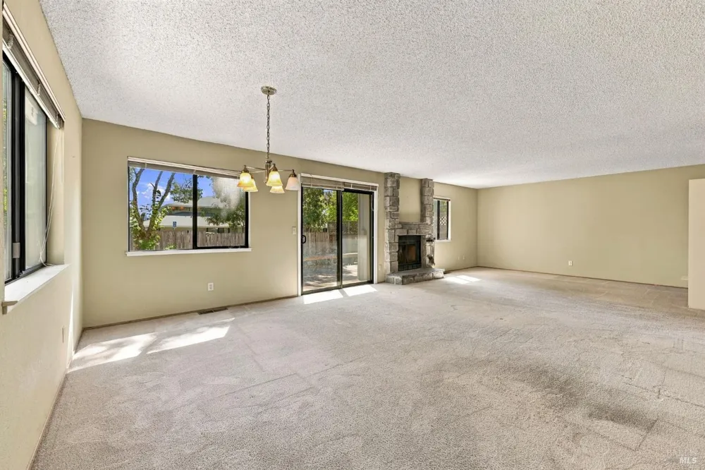 518 March Avenue Healdsburg, CA 95448