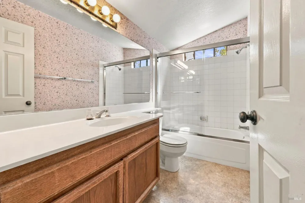 518 March Avenue Healdsburg, CA 95448