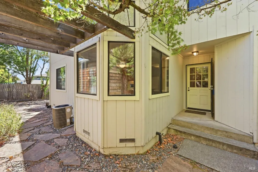 518 March Avenue Healdsburg, CA 95448