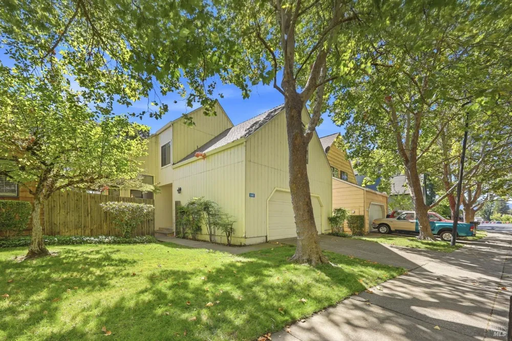 518 March Avenue Healdsburg, CA 95448
