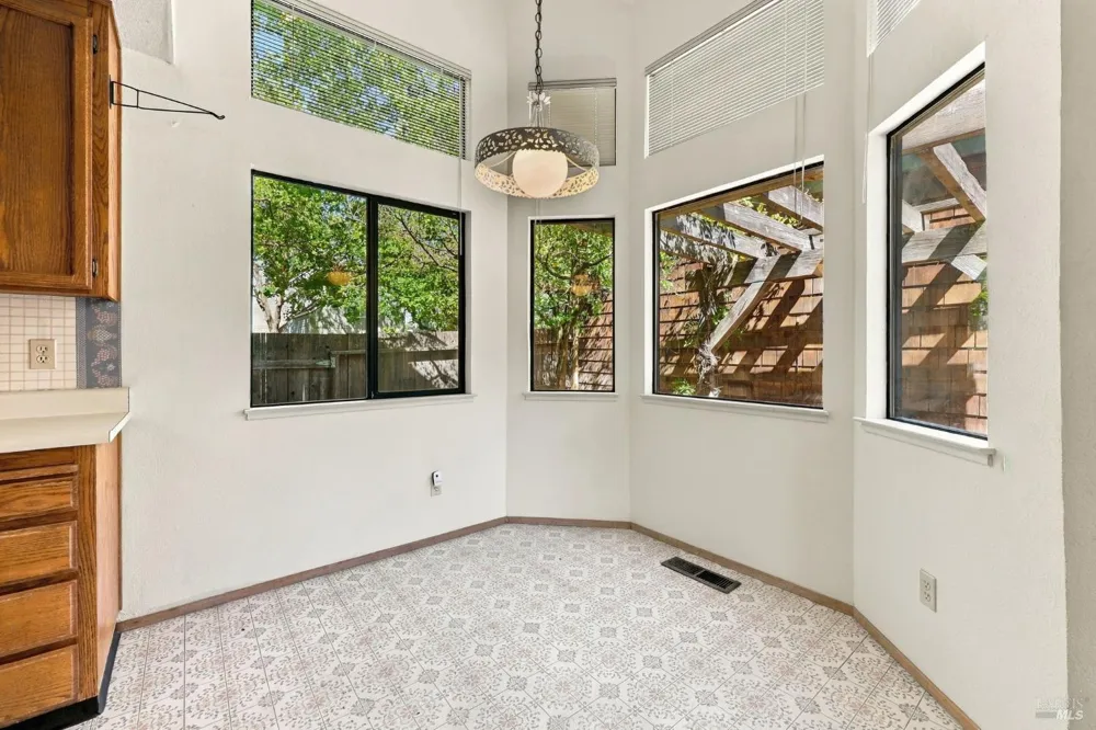 518 March Avenue Healdsburg, CA 95448