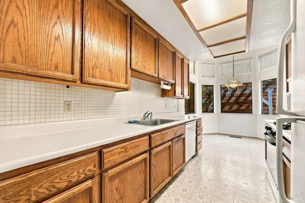 518 March Avenue Healdsburg, CA 95448