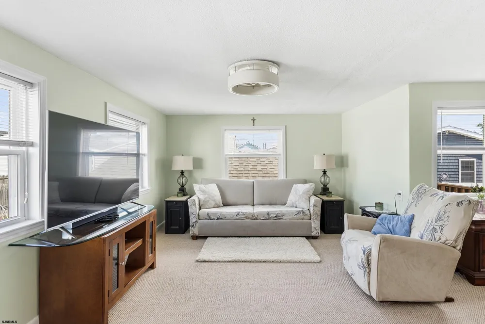 611 N Cambridge Ave Ventnor Heights, NJ 08406