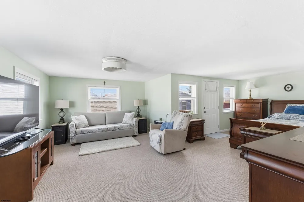 611 N Cambridge Ave Ventnor Heights, NJ 08406