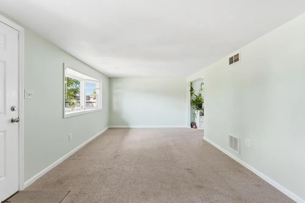 611 N Cambridge Ave Ventnor Heights, NJ 08406