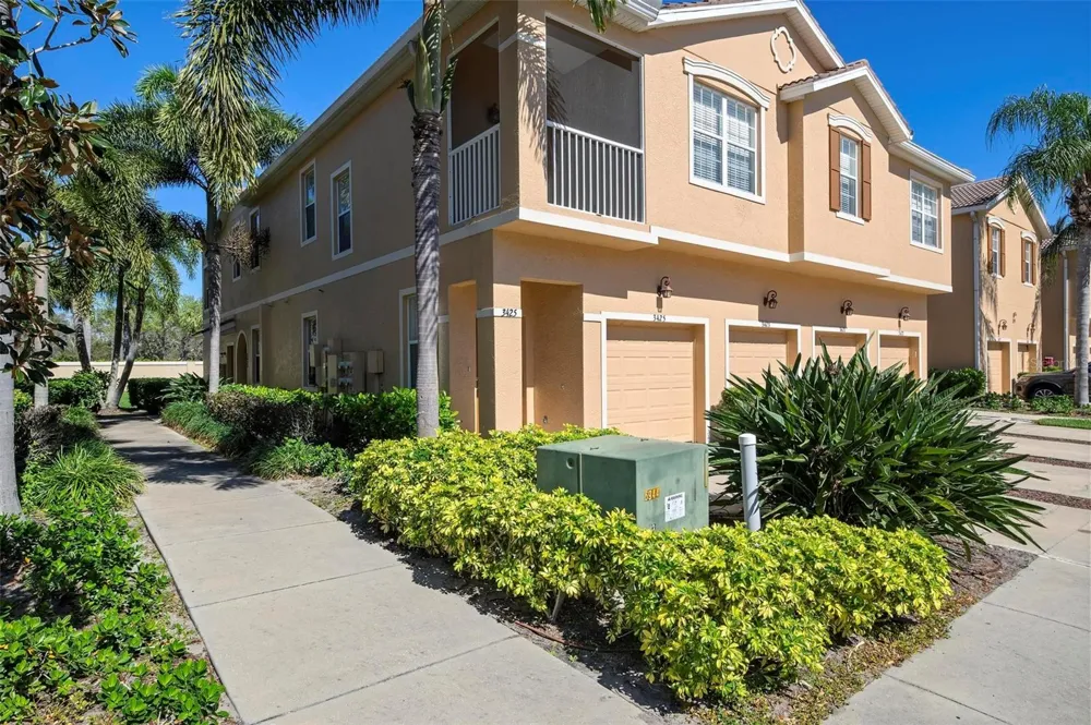 3423 PARK RIDGE CIRCLE #19-101 Sarasota, FL 34243